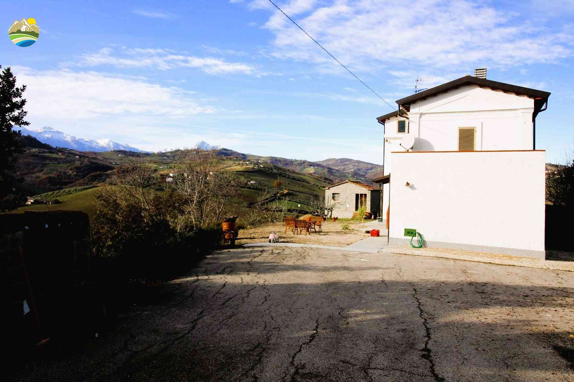 Country Houses Country Houses for sale Cellino Attanasio (TE), Tenuta Vallerossa - Cellino Attanasio - EUR 242.405 620