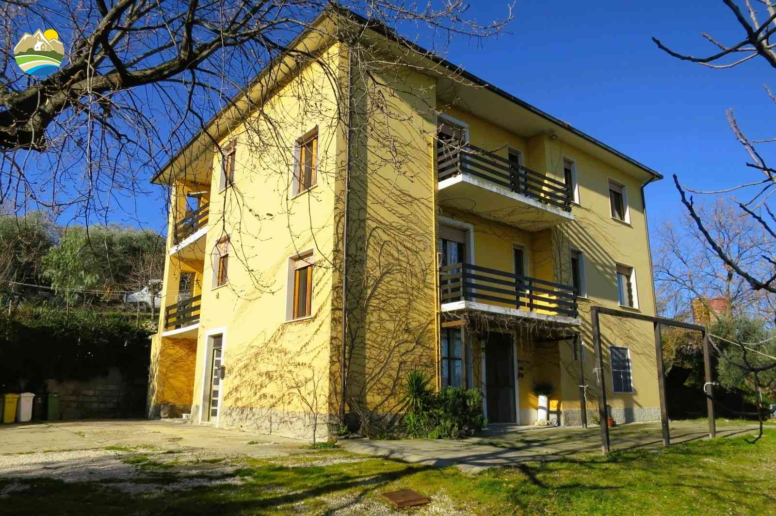 Country Houses Country Houses for sale Castiglione Messer Raimondo (TE), Casa Allamanda - Castiglione Messer Raimondo - EUR 125.614 600