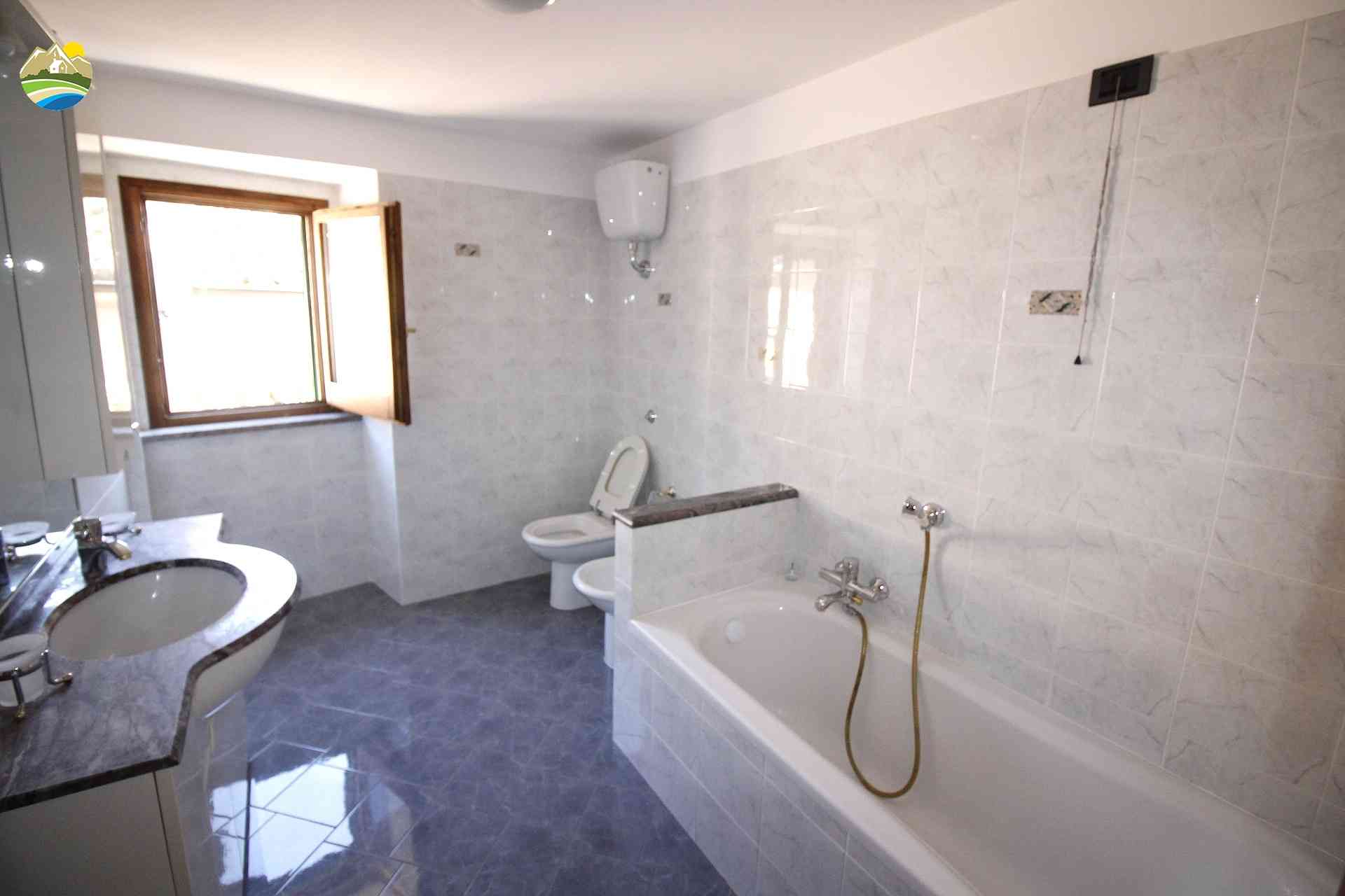Country Houses Country Houses for sale Montebello di Bertona (PE), Casa delle Viste - Montebello di Bertona - EUR 85.199 740