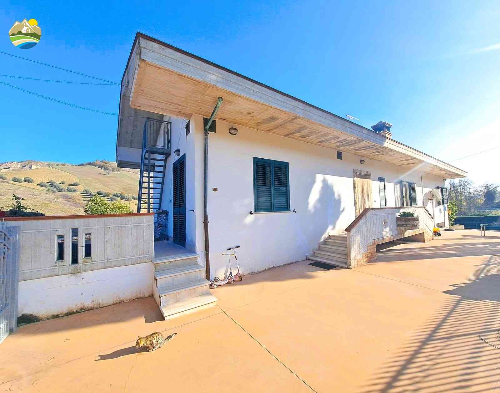 Country Houses Country Houses for sale Cellino Attanasio (TE), Casa La Taverna - Cellino Attanasio - EUR 345.000 800