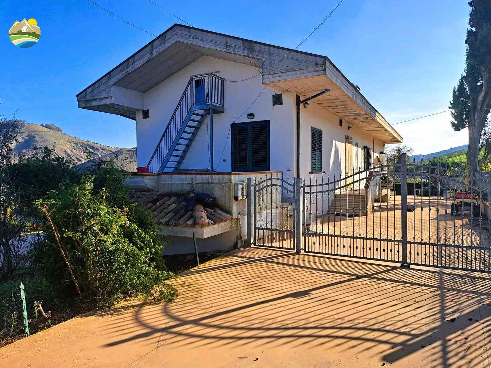 Country Houses Country Houses for sale Cellino Attanasio (TE), Casa La Taverna - Cellino Attanasio - EUR 345.000 830